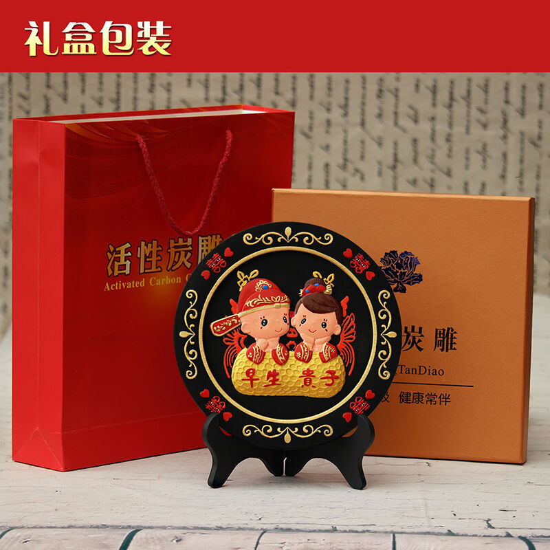門扉喜結(jié)良緣 一尊活性炭雕，兩心永恒見(jiàn)證